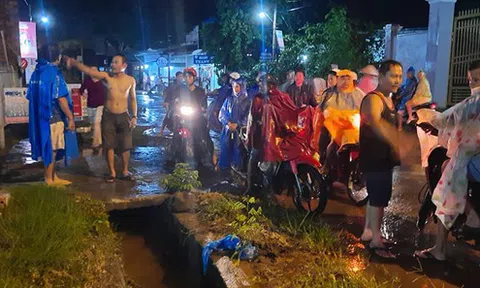 Mưa lớn khiến một cô gái lọt xuống cống thoát nước và bị cuốn mất tích